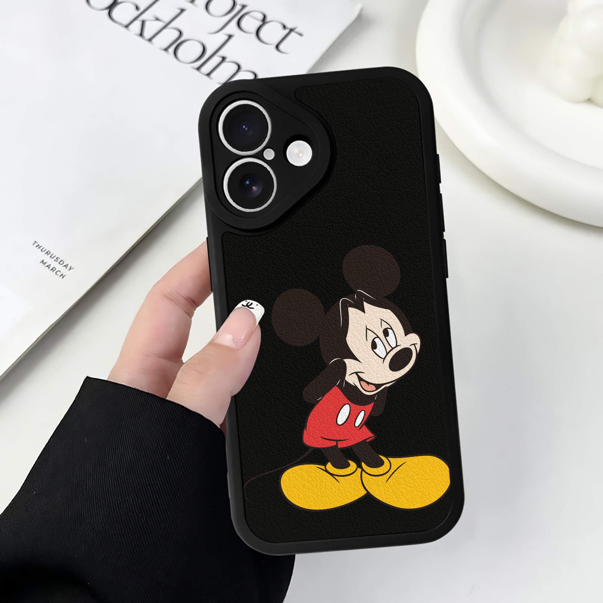 （画像用） ミッキーマウス Mickey Mouse 【iPhone 16シリーズ対応】シリコンスマホケース（レザー調） 材質：シリコン